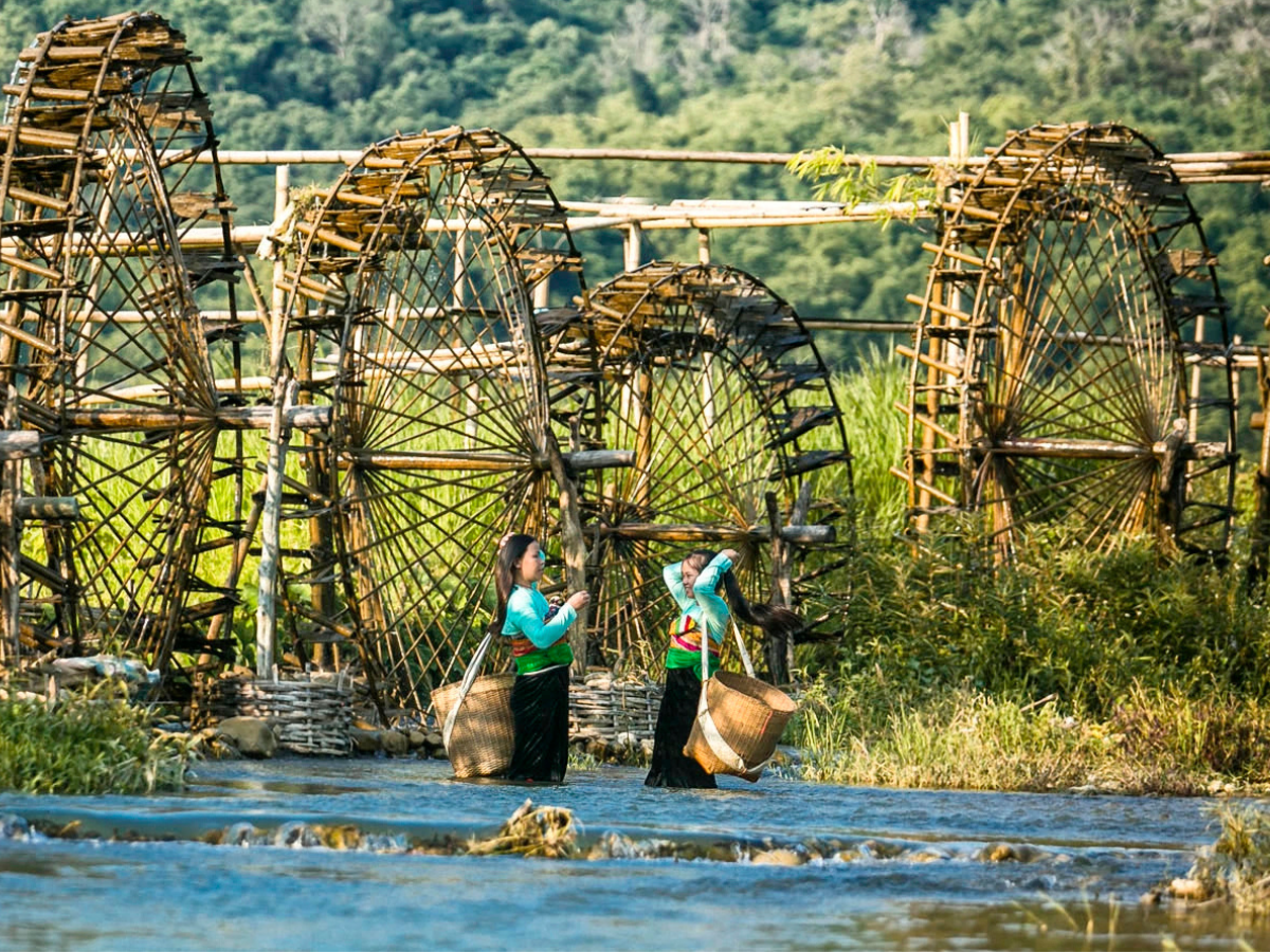 Những chiếc guồng nước bên dòng suối trong veo mang đến không gian sống ảo độc đáo
