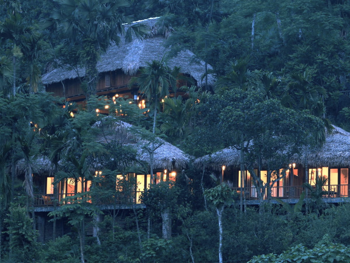 Nhà sàn truyền thống được xây dựng bằng vật liệu thiên nhiên như gỗ, tre, lá cọ.