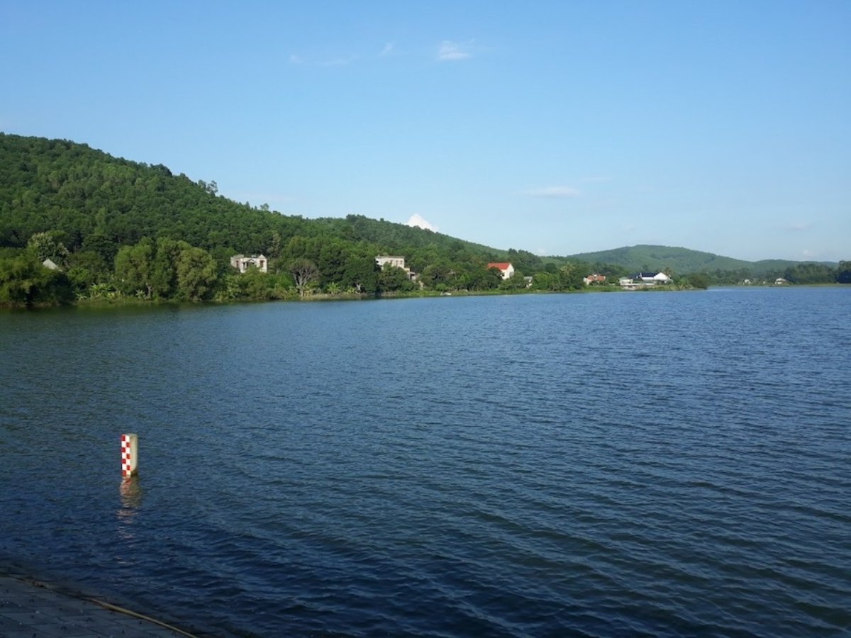 Cảnh sắc thơ mộng với những hồ nước tự nhiên trong xanh như gương. Cảnh sắc thơ mộng với những hồ nước tự nhiên trong xanh như gương.