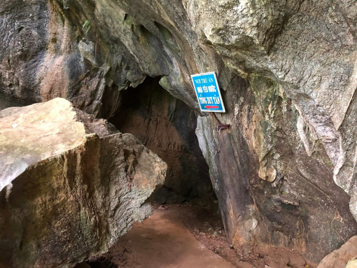 Không gian thiêng liêng nơi cộng đồng gửi gắm những ước nguyện về cuộc sống an bình, mùa màng bội thu. 