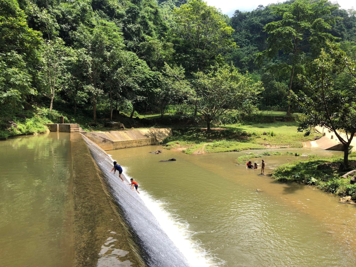 Hành trình từ thủ đô đến hang cá thần Văn Nho mở ra bức tranh thiên nhiên đa dạng.