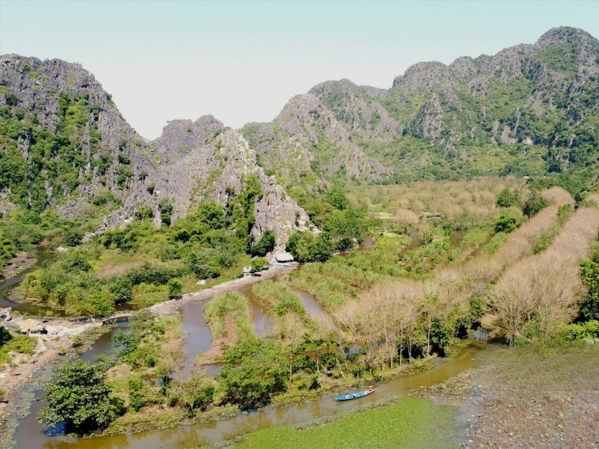 Toàn cảnh quần thể danh thắng Kim Sơn nhìn từ trên cao.