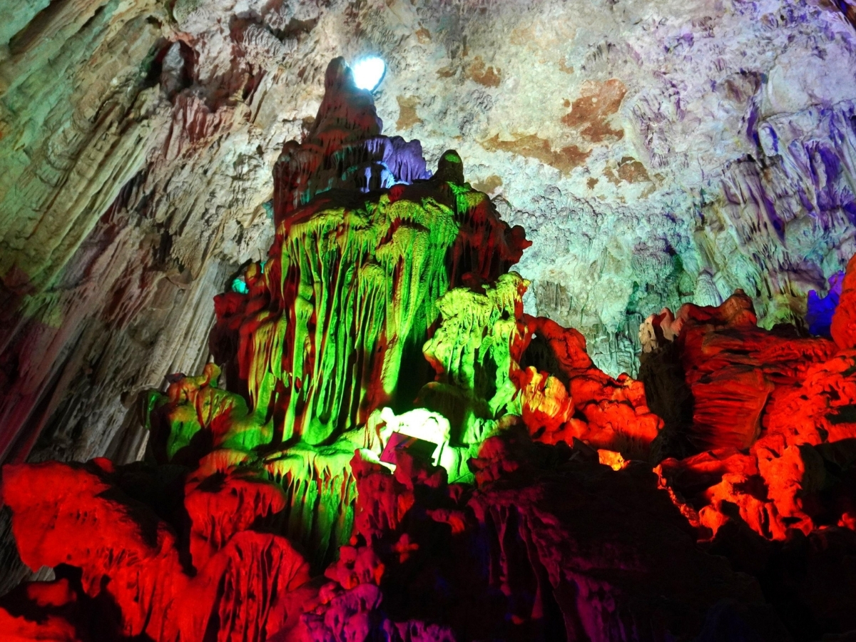 Hình tượng Phật Quan Âm bằng đá tại động Tiên Sơn.