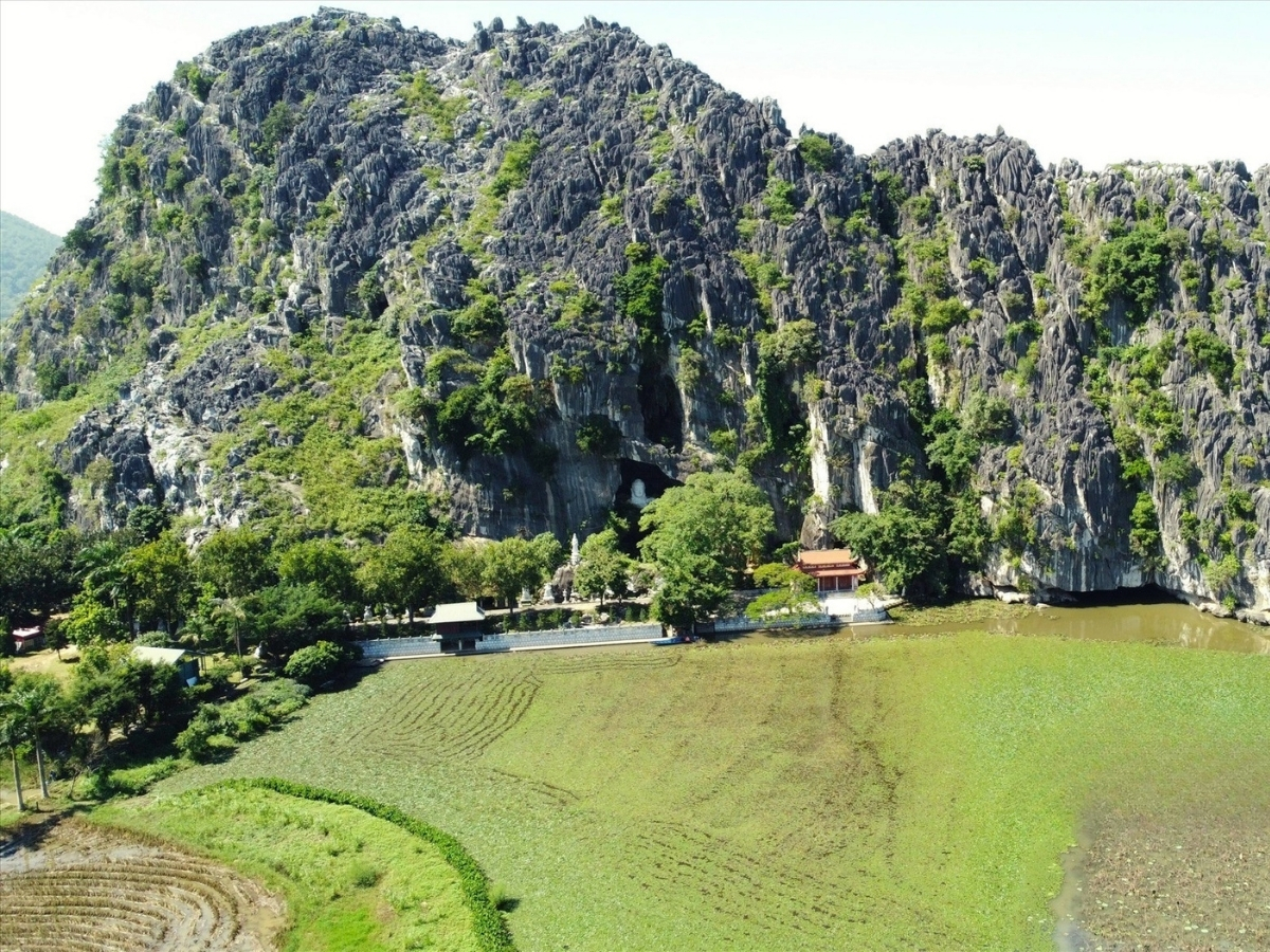 Toàn cảnh chùa Linh Ứng tựa lưng vào núi. (Nguồn: Sưu tầm)