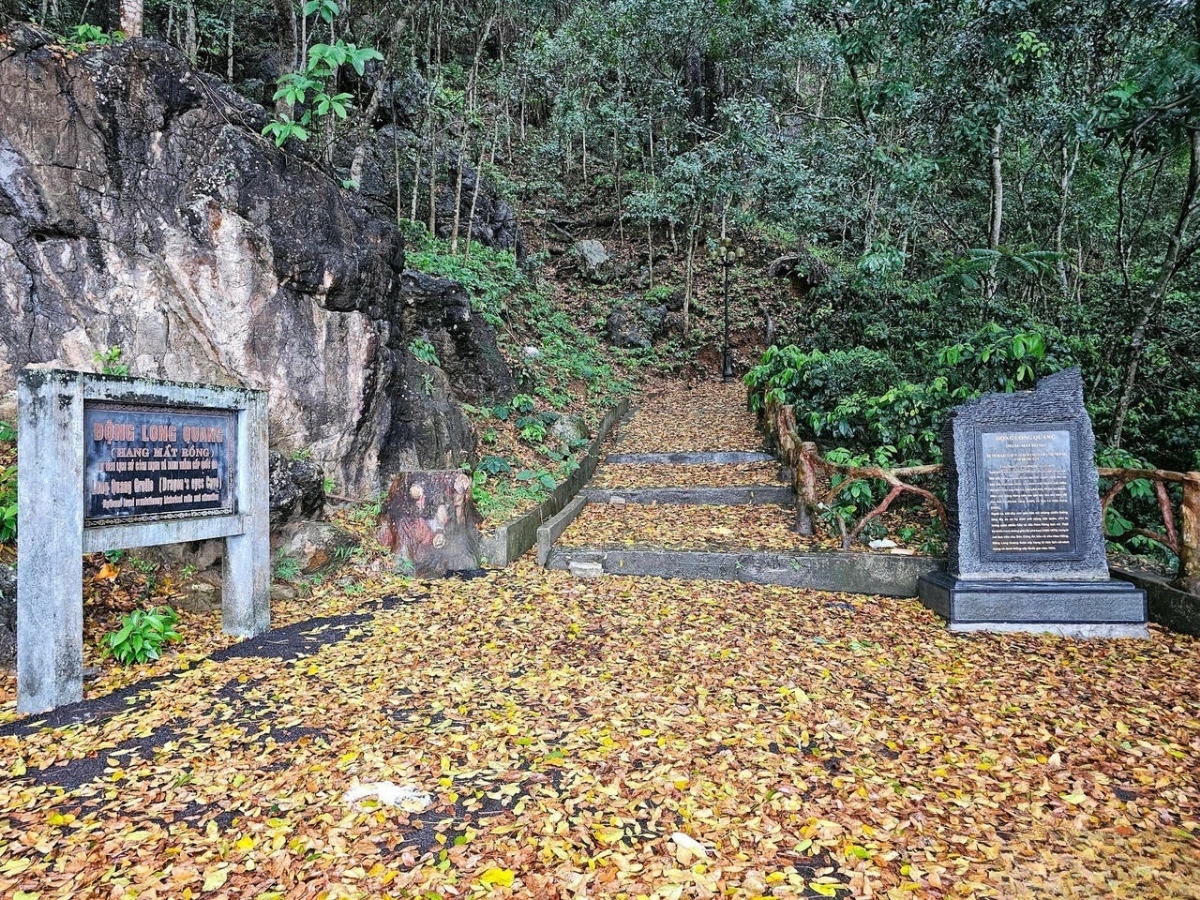 Điểm bắt đầu tại lối đi lên động Long Quang.  Điểm bắt đầu tại lối đi lên động Long Quang.
