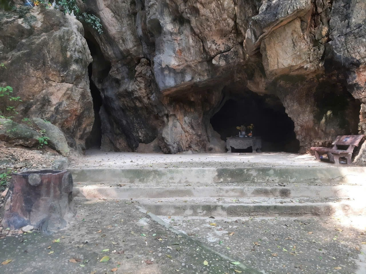 Miếu thờ được đặt nghiêm trang ở cửa động. Miếu thờ được đặt nghiêm trang ở cửa động.