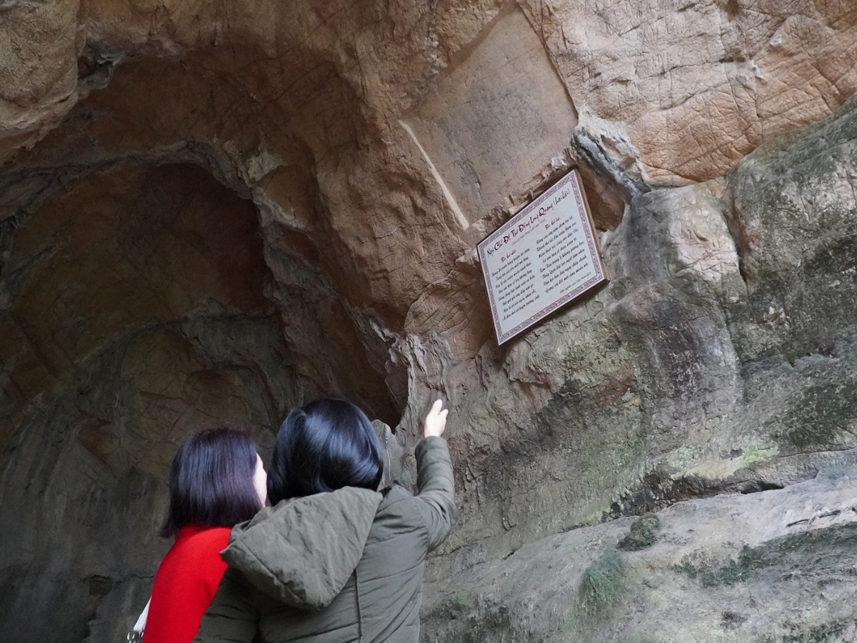 Du khách tìm hiểu về các bia đá tại động Long Quang. Du khách tìm hiểu về các bia đá tại động Long Quang.