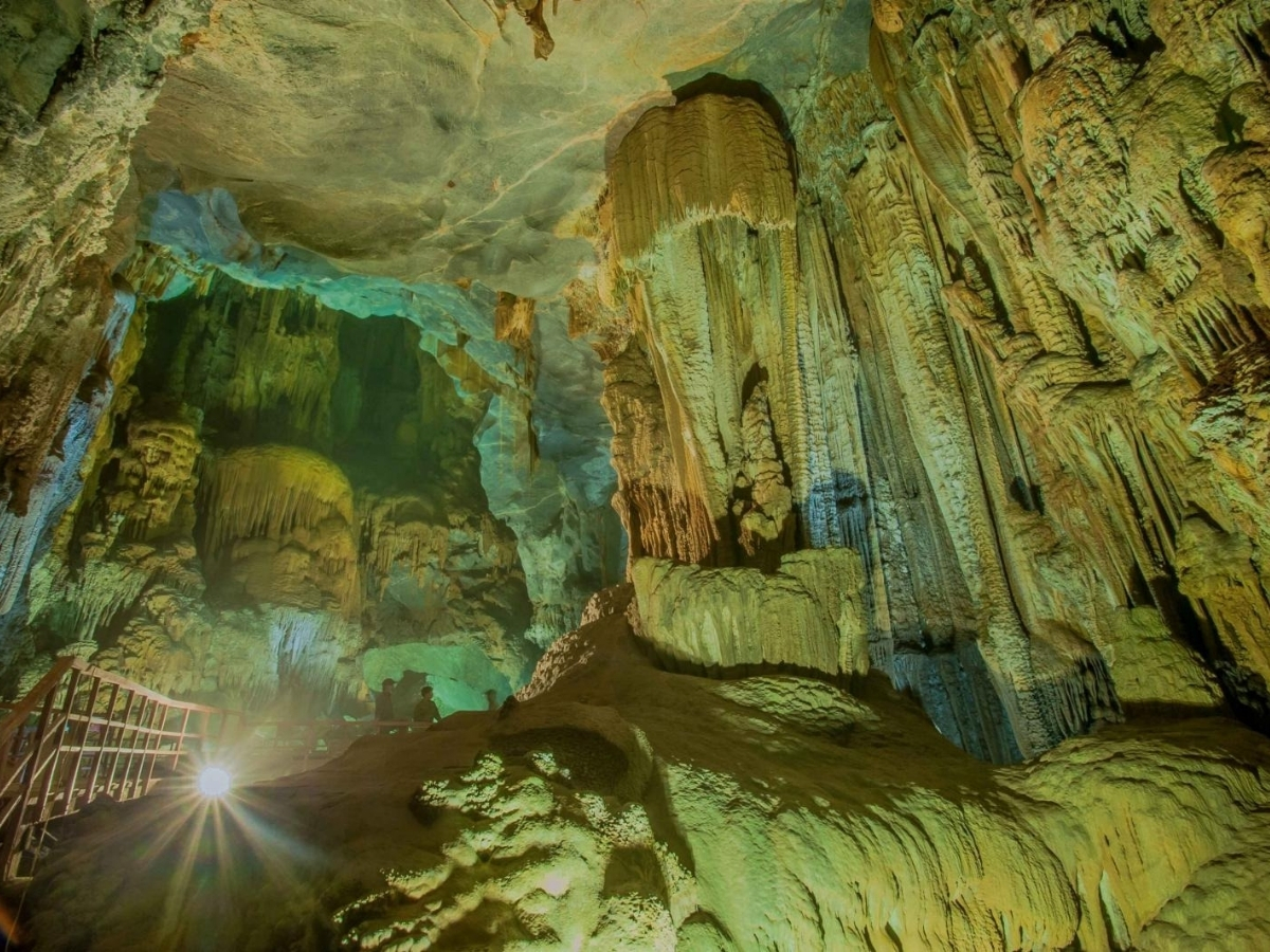 Cấu trúc đá vôi hùng vĩ trong động Tiên Sơn. Cấu trúc đá vôi hùng vĩ trong động Tiên Sơn.