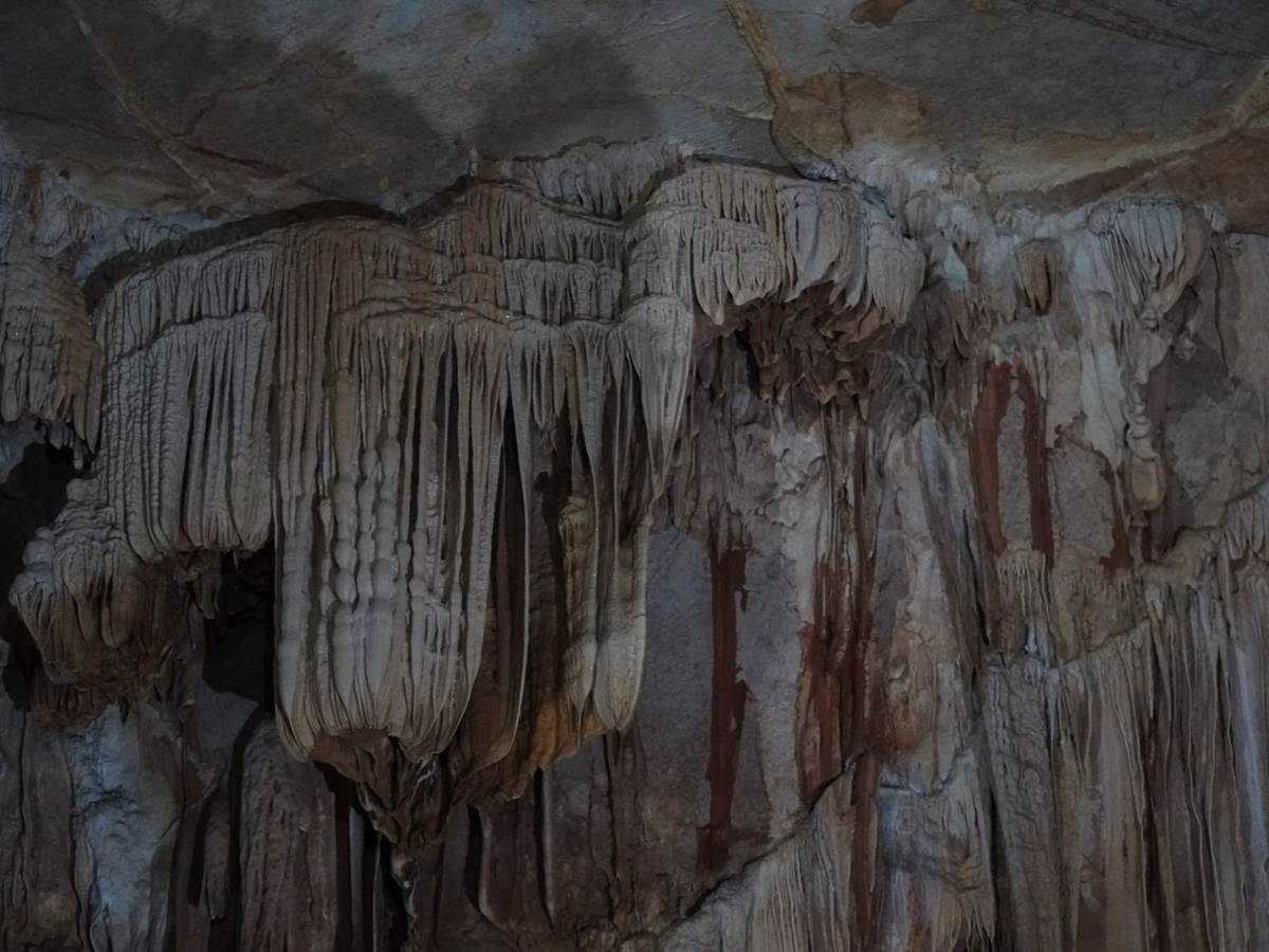 Không gian động nổi bật với các khối thạch nhũ khổng lồ. Không gian động nổi bật với các khối thạch nhũ khổng lồ.