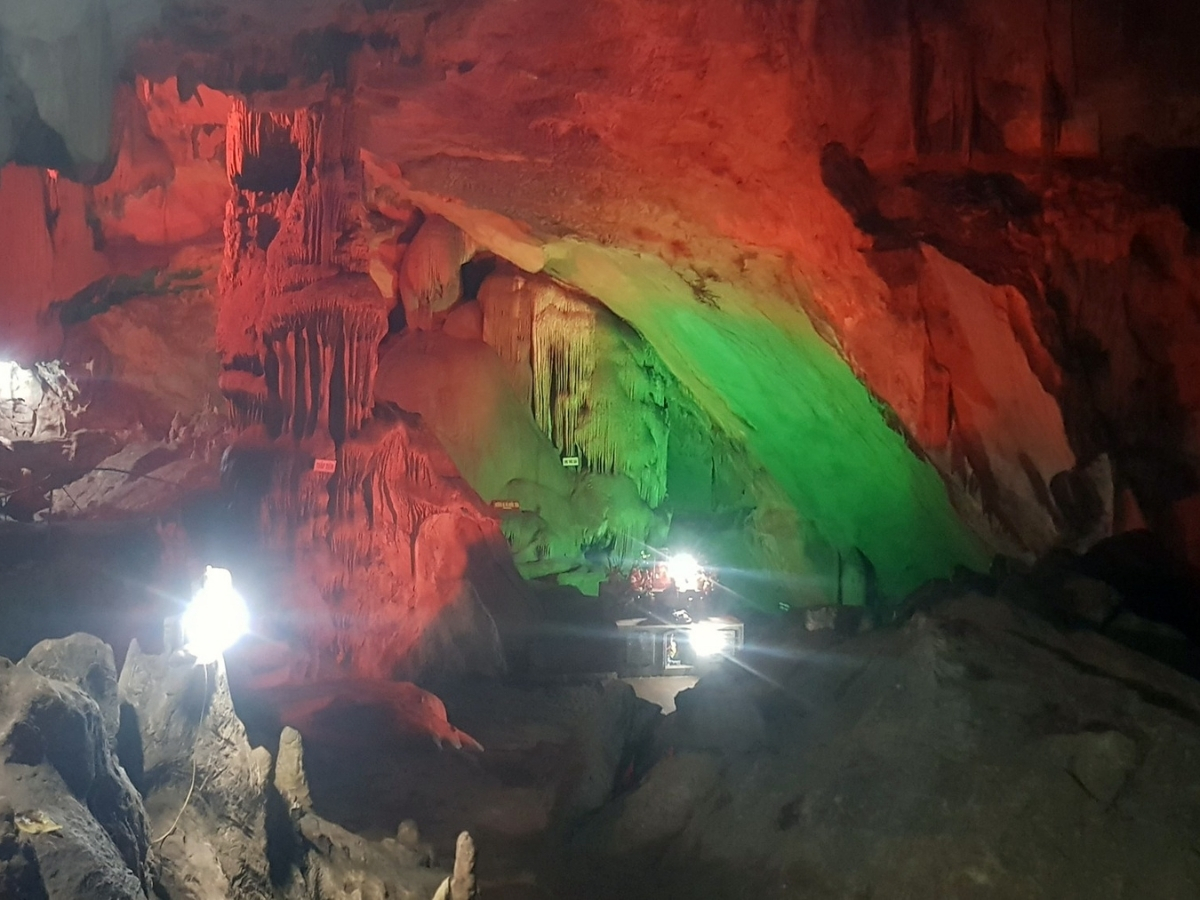 Miếu thờ nằm trong khu vực động Tiên Sơn. Miếu thờ nằm trong khu vực động Tiên Sơn.