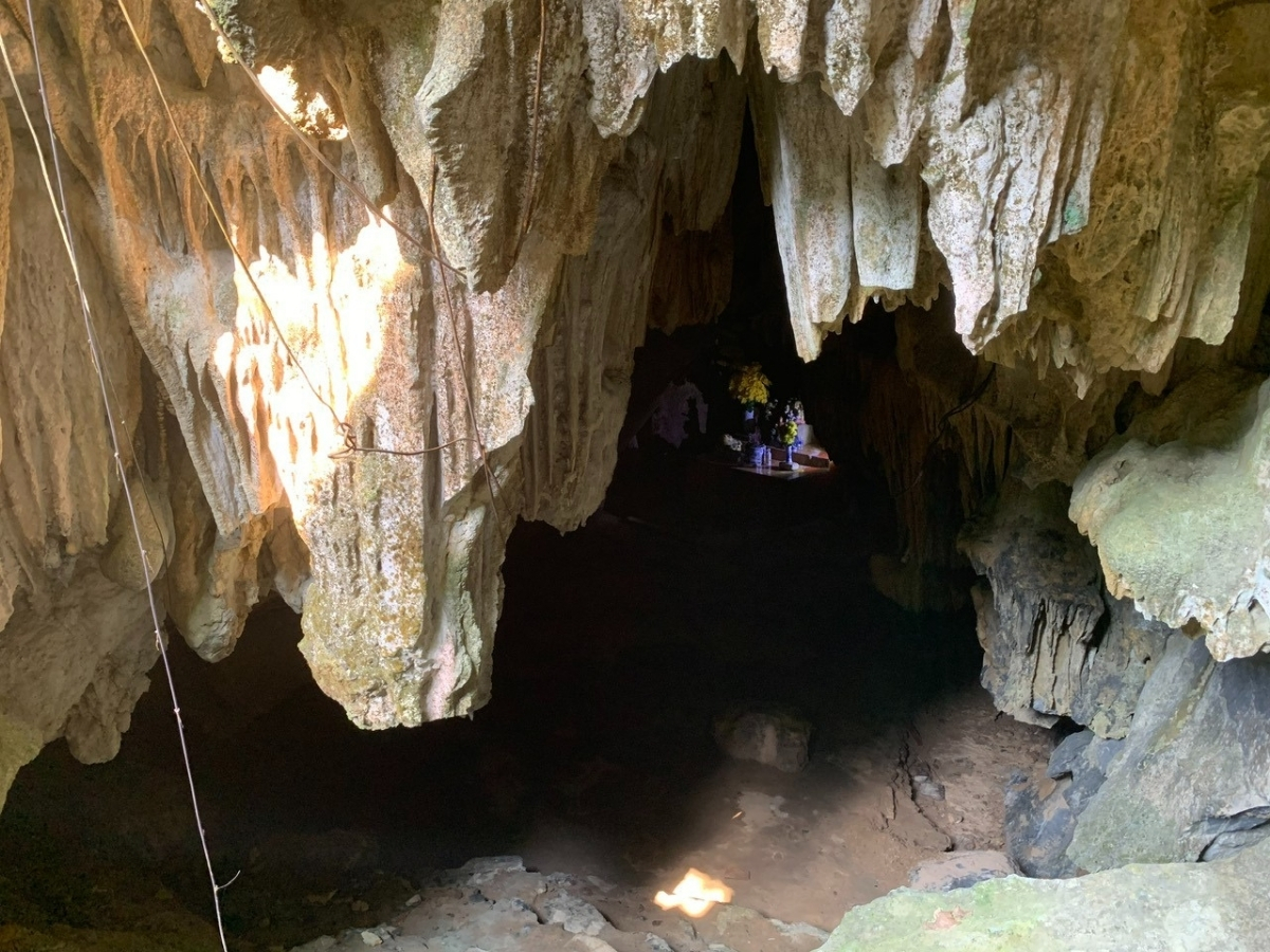 Một góc của cửa động Ngọc Hoàng nhìn từ trên cao xuống.