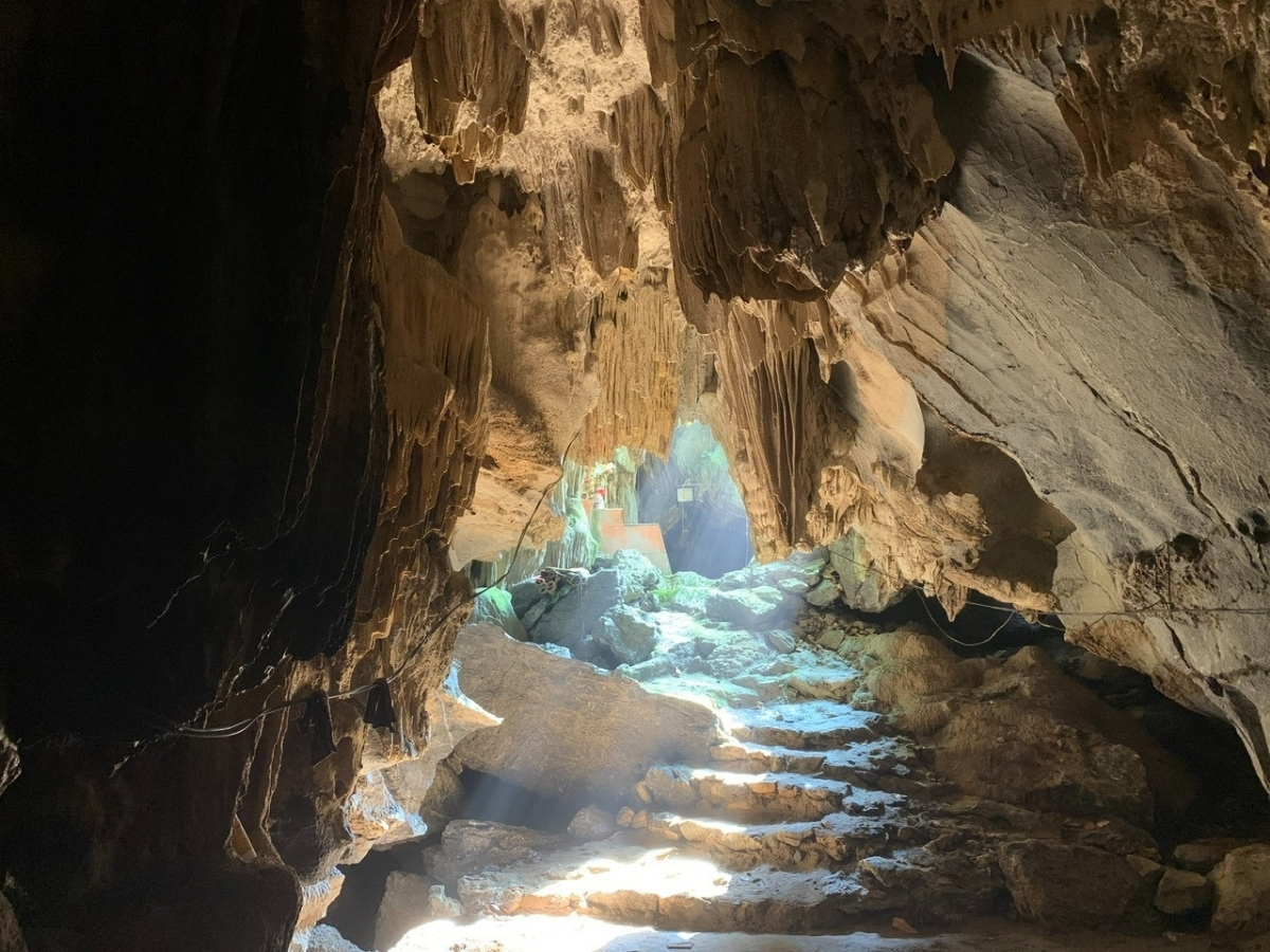 Nắng sớm rọi chiếu qua cửa động Ngọc Hoàng. 