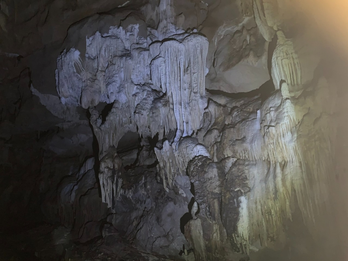 Các cấu trúc đá vẫn giữ được vẻ nguyên sơ qua thời gian.