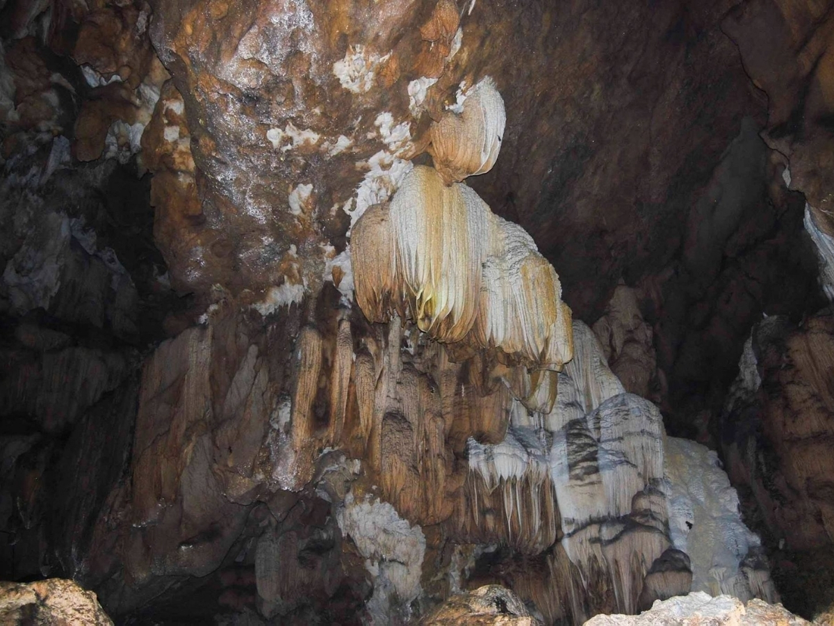 Hệ thống nhũ đá niên đại hàng trăm năm trong động Ngọc Hoàng.