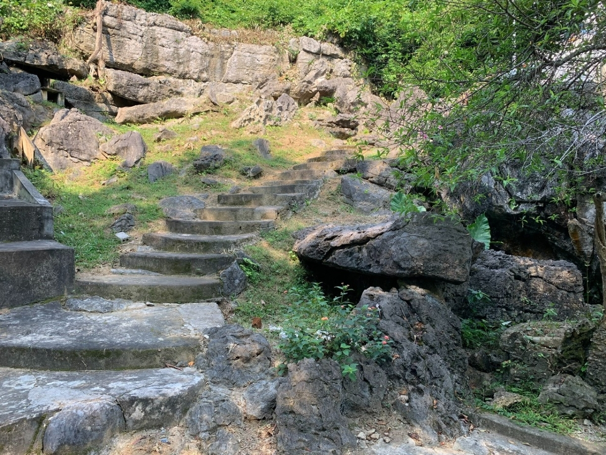 Lối đi bộ lên động Ngọc Hoàng