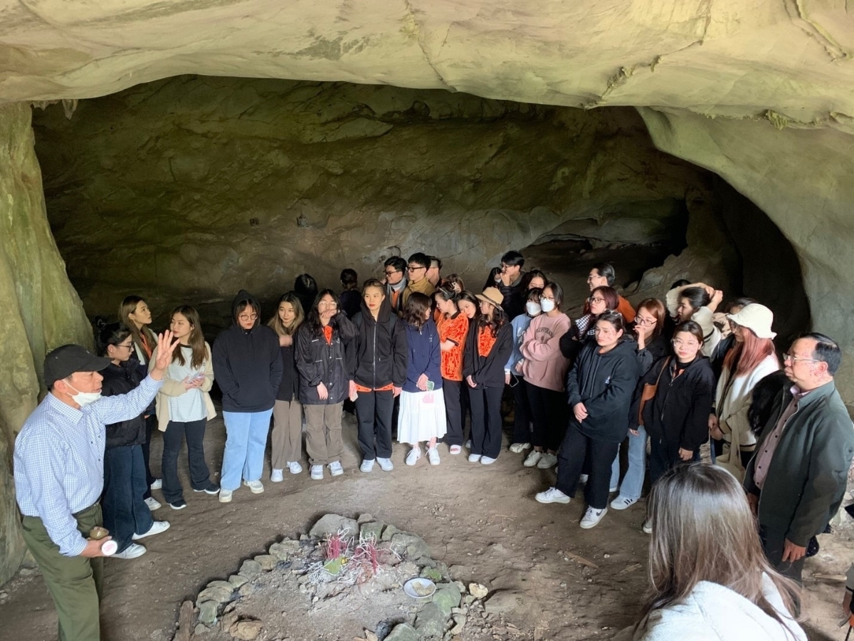 Đoàn sinh viên đi thực tế tại hang Con Moong. Đoàn sinh viên đi thực tế tại hang Con Moong.