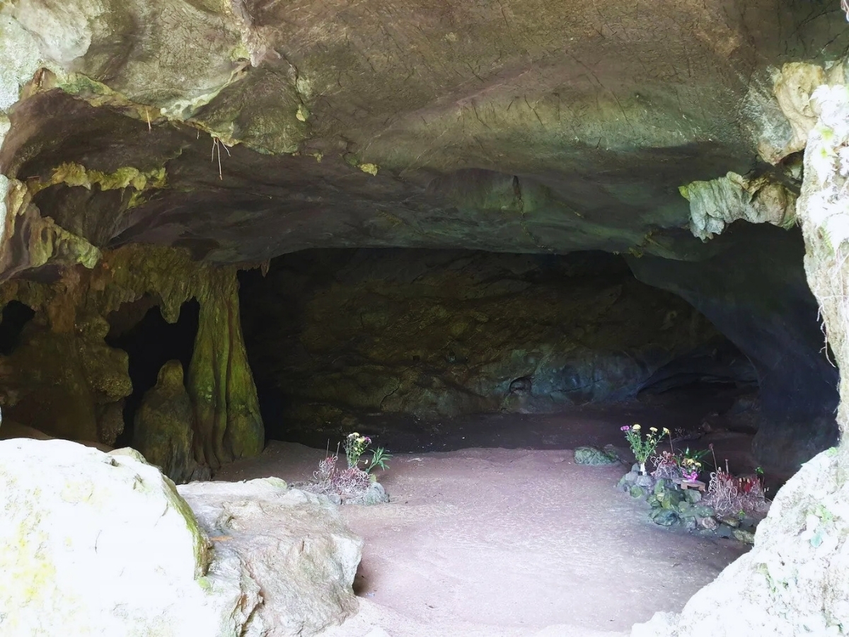 Một góc trong hang Con Moong nơi phát hiện ra các di chỉ khảo cổ. Một góc trong hang Con Moong nơi phát hiện ra các di chỉ khảo cổ.