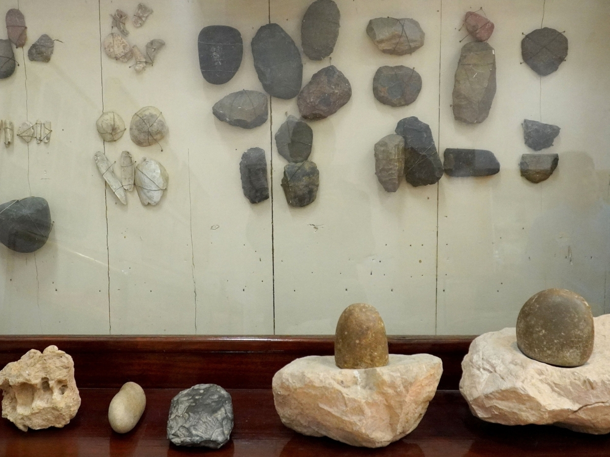 Các công cụ bằng đá được tìm thấy tại hang. Các công cụ bằng đá được tìm thấy tại hang.