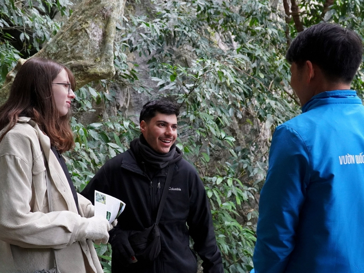 Du khách nước ngoài ghé thăm hang Con Moong.  Du khách nước ngoài ghé thăm hang Con Moong.