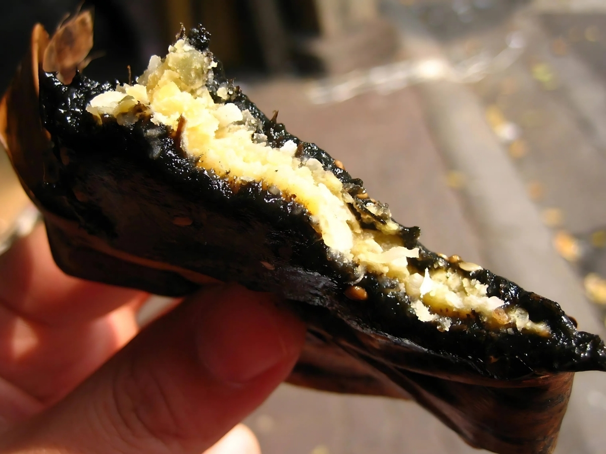 Nhân bánh gai thơm ngon, có màu vàng óng.