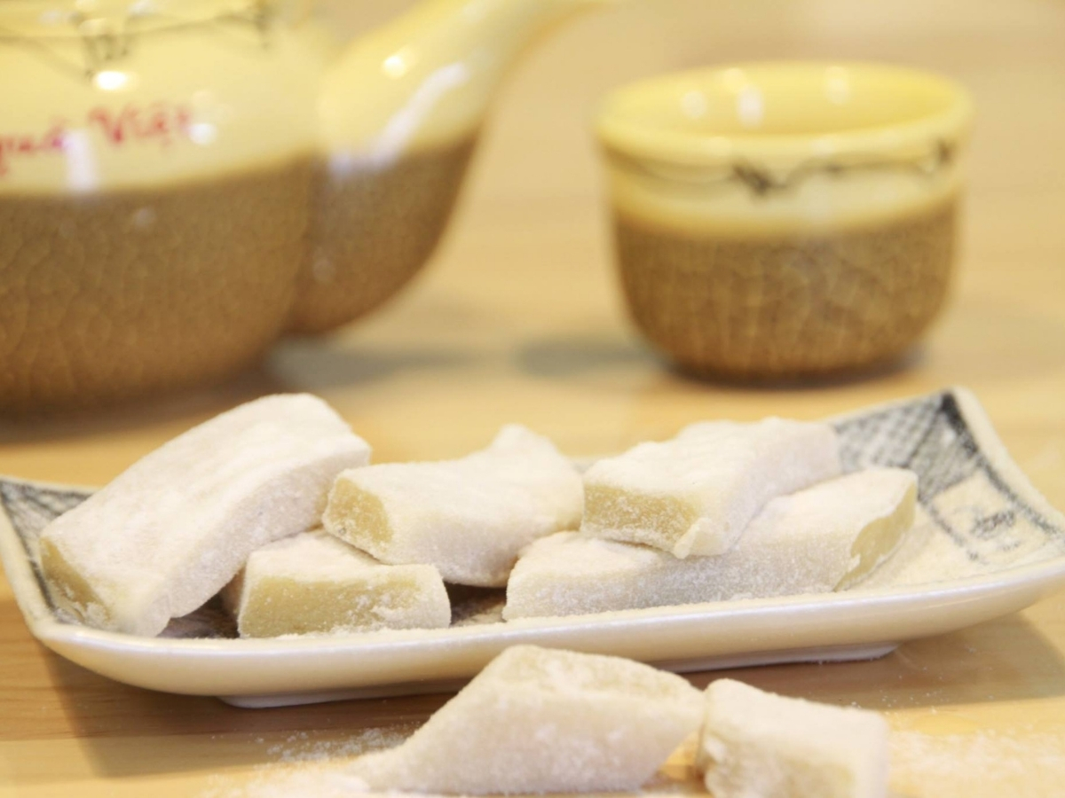 Chè lam thường được thưởng thức cùng một ly trà nóng. Chè lam thường được thưởng thức cùng một ly trà nóng.