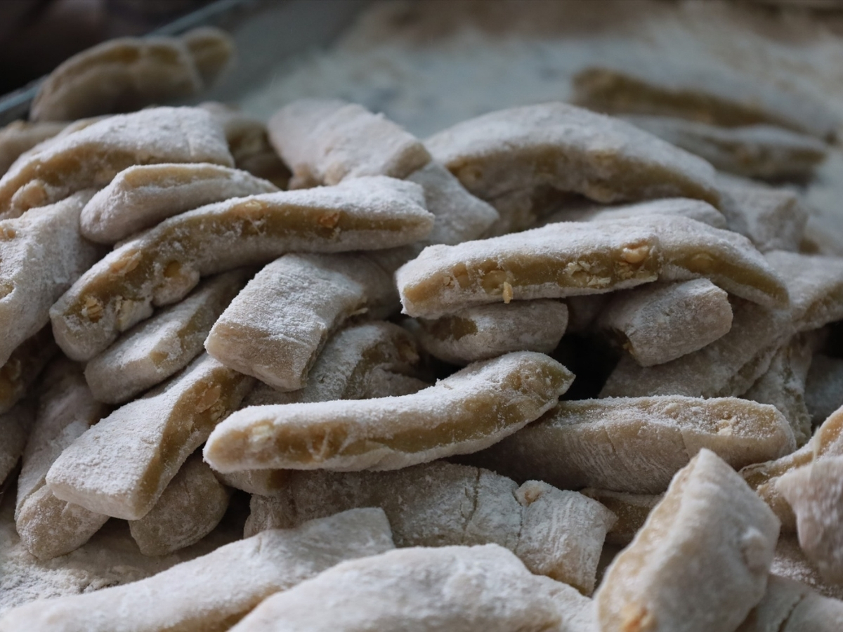 Bí quyết giúp cho chè lam dẻo thơm nằm ở công đoạn quấy chè. Bí quyết giúp cho chè lam dẻo thơm nằm ở công đoạn quấy chè.