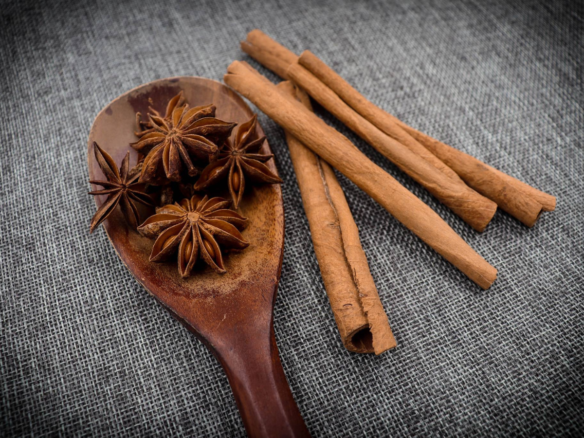 Quế thanh góp phần làm nên hương vị thơm lừng khó quên cho món ăn. Quế thanh góp phần làm nên hương vị thơm lừng khó quên cho món ăn.