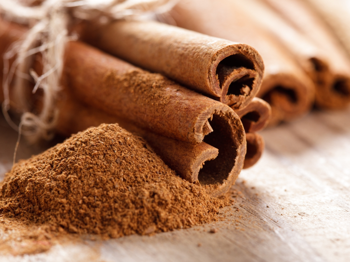 Màu sắc của quế thanh thường là vàng sẫm, nâu nhạt hoặc nâu đỏ, bề mặt nhẵn mịn.  Màu sắc của quế thanh thường là vàng sẫm, nâu nhạt hoặc nâu đỏ, bề mặt nhẵn mịn.