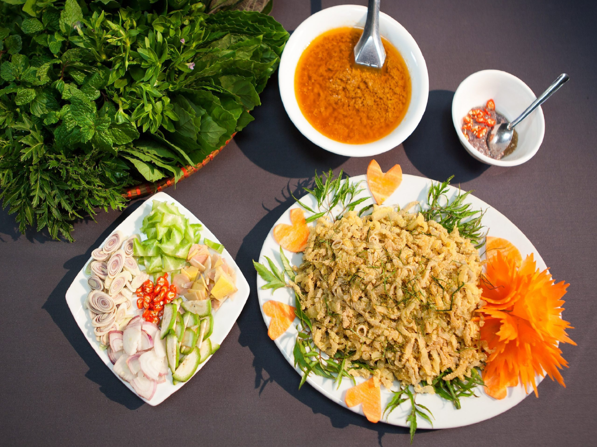 Gỏi nhệch đã dần trở thành một biểu tượng ẩm thực của cư dân vùng Bắc Trung Bộ.  Gỏi nhệch đã dần trở thành một biểu tượng ẩm thực của cư dân vùng Bắc Trung Bộ.