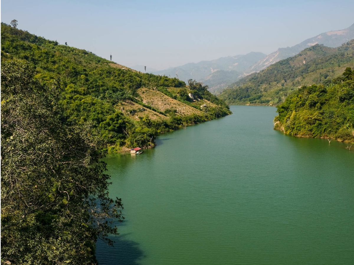 Làng Giàng nằm bên dòng sông Mã hiền hòa, tạo môi trường thuận lợi cho các loài thủy sản phát triển.  Làng Giàng nằm bên dòng sông Mã hiền hòa, tạo môi trường thuận lợi cho các loài thủy sản phát triển.