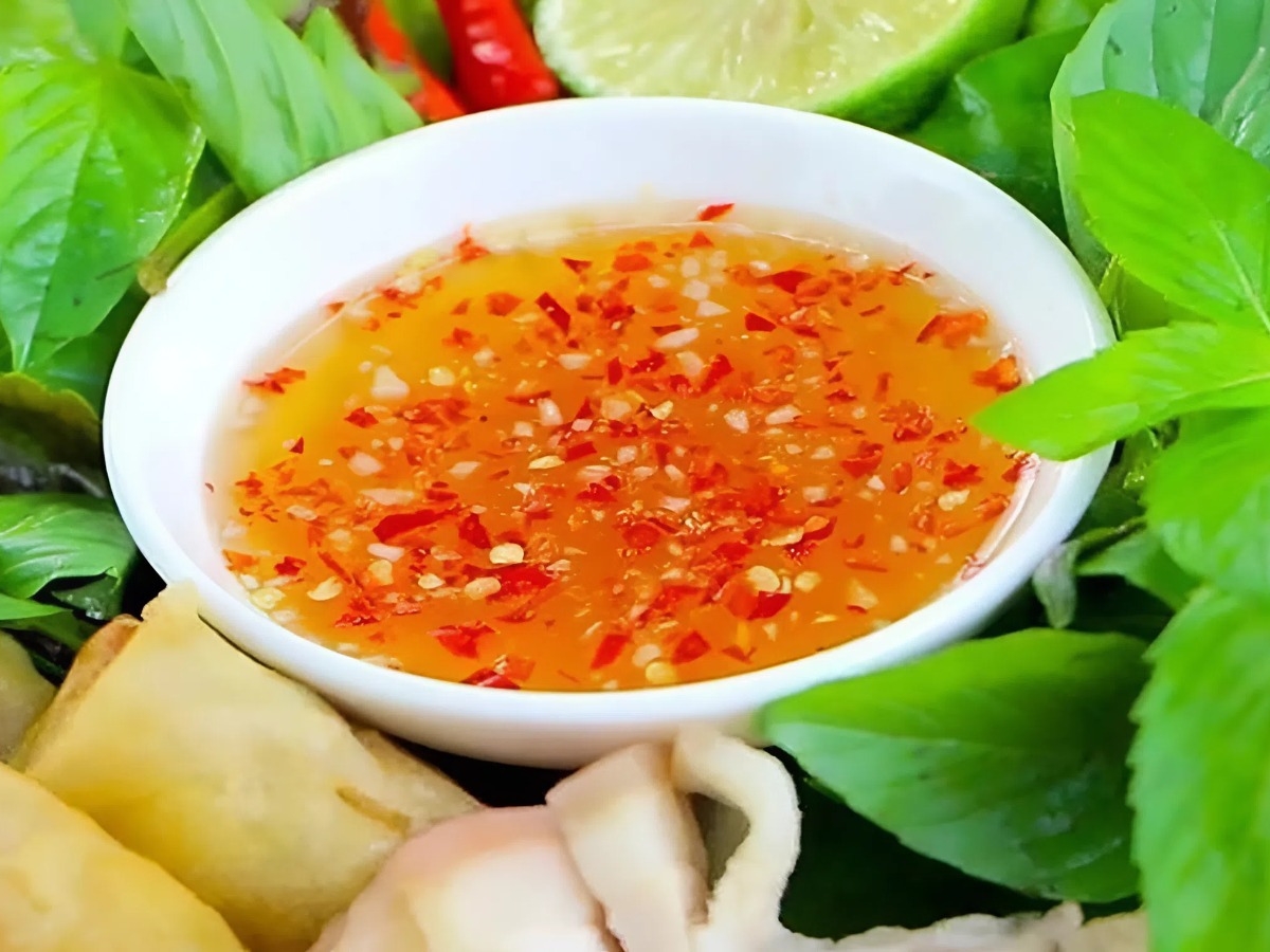 Nước mắm Do Xuyên pha cùng chanh, tỏi, ớt đậm đà, dậy hương vị. Nước mắm Do Xuyên pha cùng chanh, tỏi, ớt đậm đà, dậy hương vị.