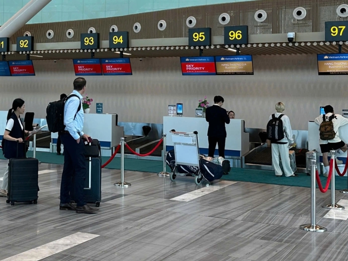 Đội ngũ nhân viên của sân bay Thọ Xuân luôn sẵn sàng hỗ trợ khách hàng 24/7. Đội ngũ nhân viên của sân bay Thọ Xuân luôn sẵn sàng hỗ trợ khách hàng 24/7.