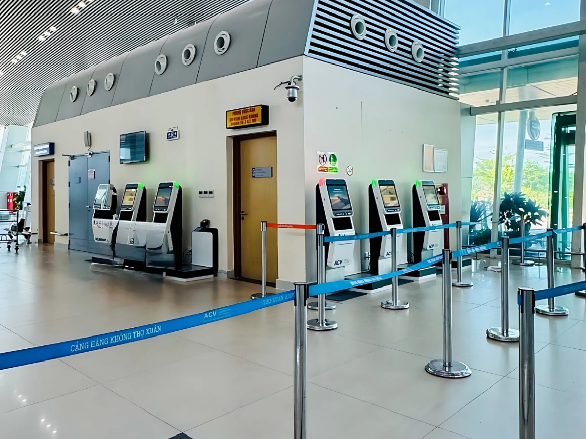 Mọi người nên đến check-in sớm để có đủ thời gian làm thủ tục. Mọi người nên đến check-in sớm để có đủ thời gian làm thủ tục.