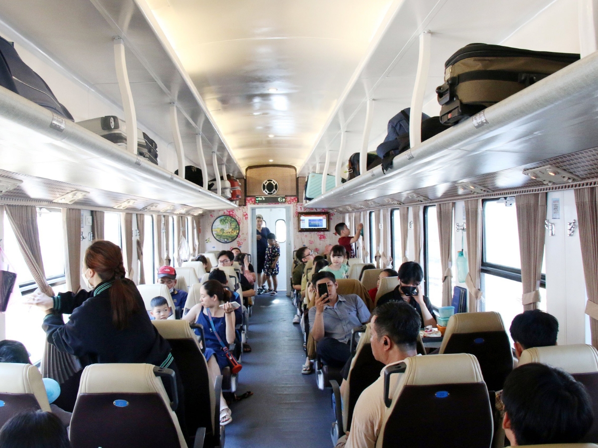 Hành khách nên đến sớm để làm thủ tục và lên tàu đúng giờ khởi hành. Hành khách nên đến sớm để làm thủ tục và lên tàu đúng giờ khởi hành.