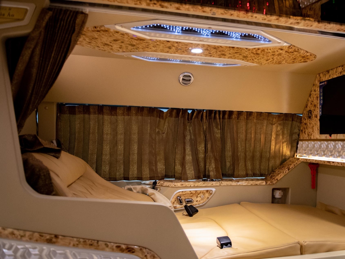 Xe limousine với không gian tiện nghi, riêng tư.  Xe limousine với không gian tiện nghi, riêng tư.