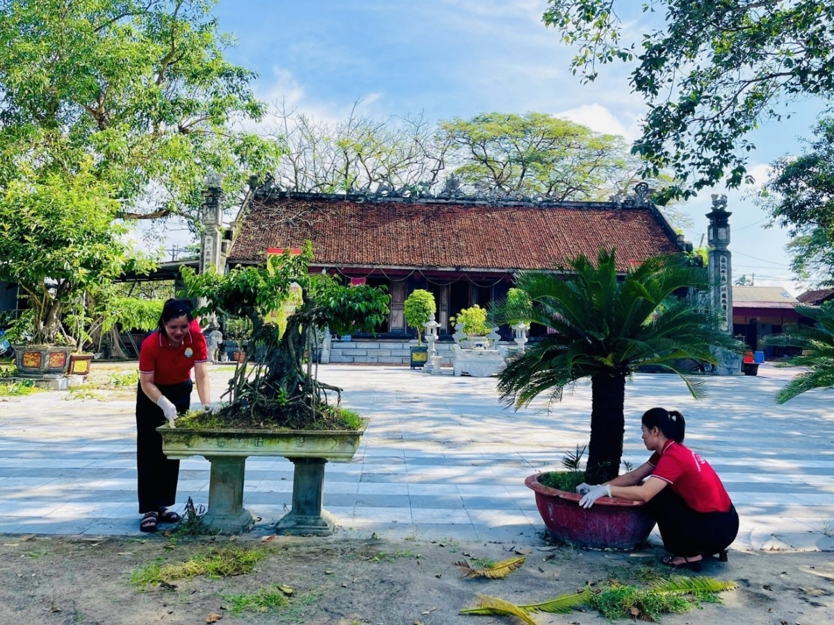 Không gian cổ kính và nhiều cây xanh trong khuôn viên đền.