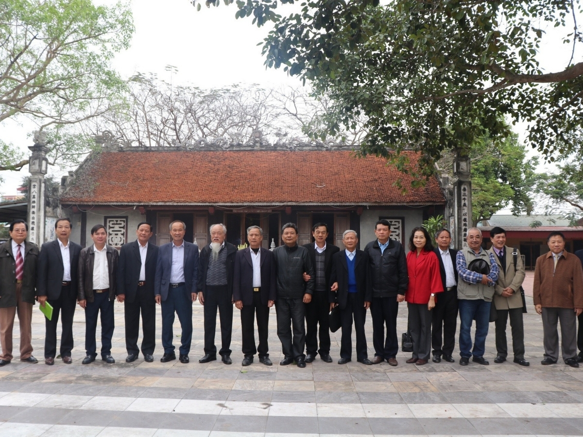 Các thành viên dòng họ Dương ghé thăm đền thờ. 