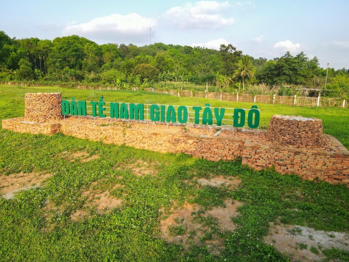 Di tích đàn Nam Giao nhà Hồ tọa lạc tại xã Vĩnh Lộc.