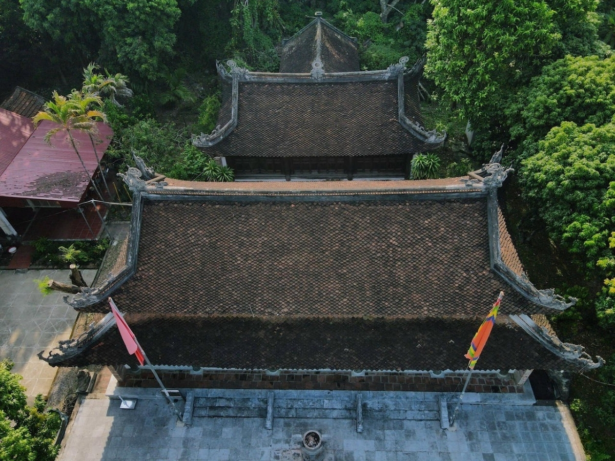 Khung cảnh đền Đồng Cổ nhìn từ trên cao xuống.