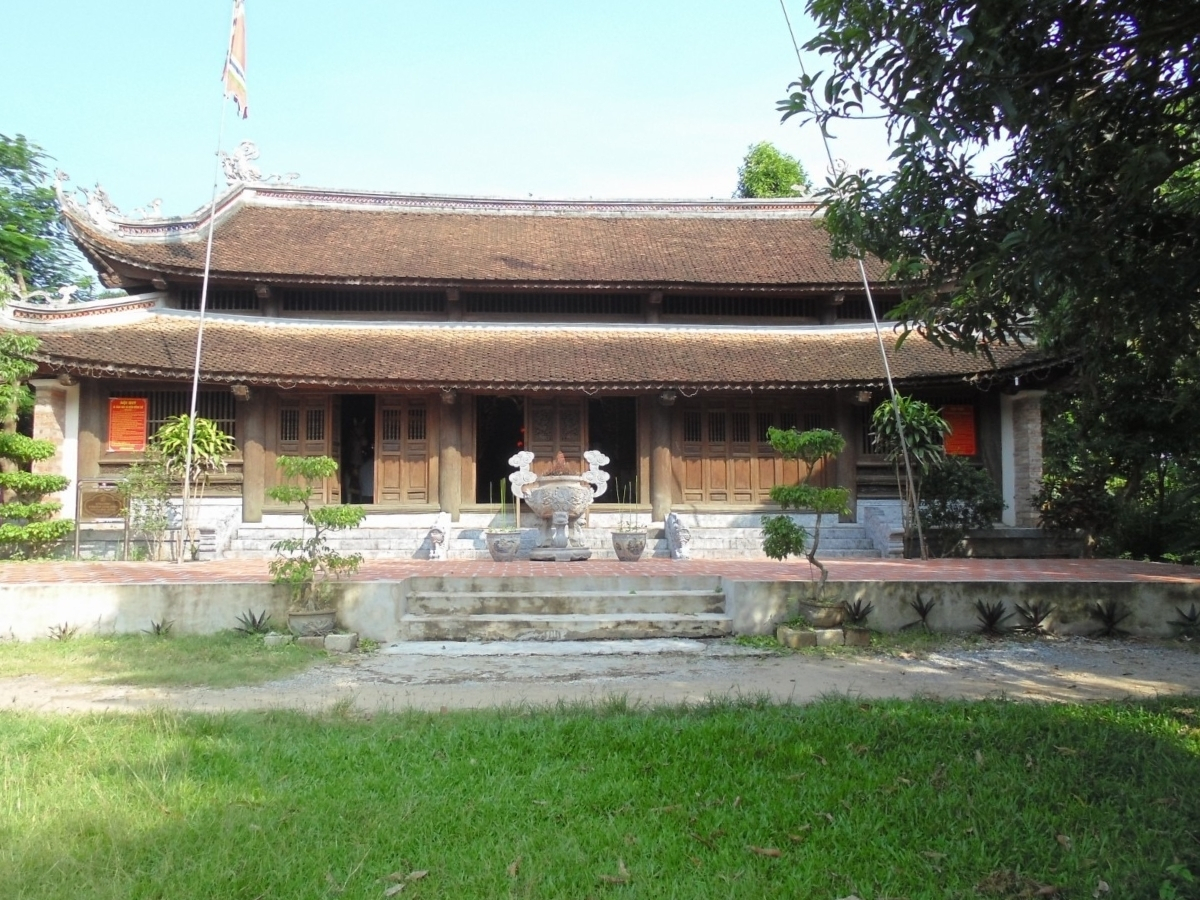 Khung cảnh xung quanh đền Đồng Cổ.