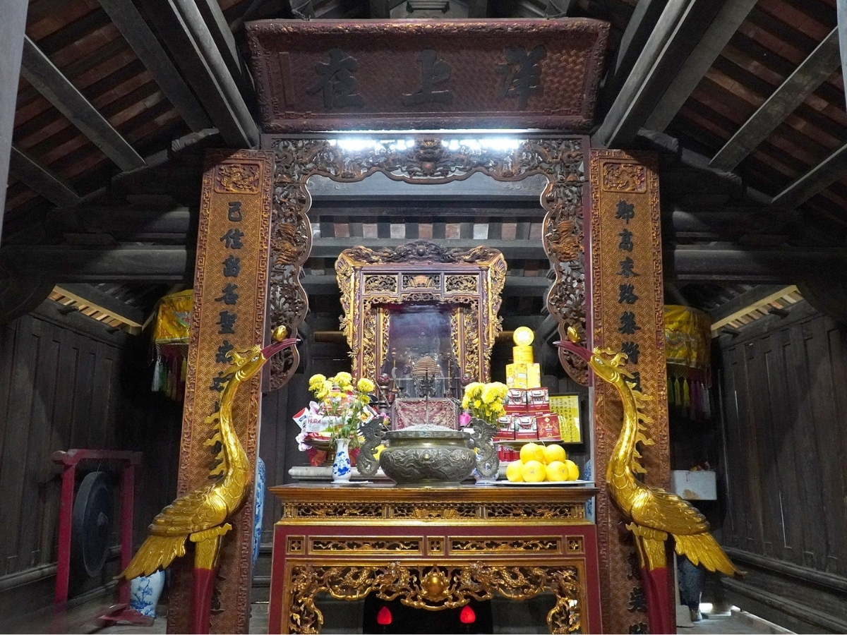 Bàn thờ Lê Lai ở phía trong của đền.