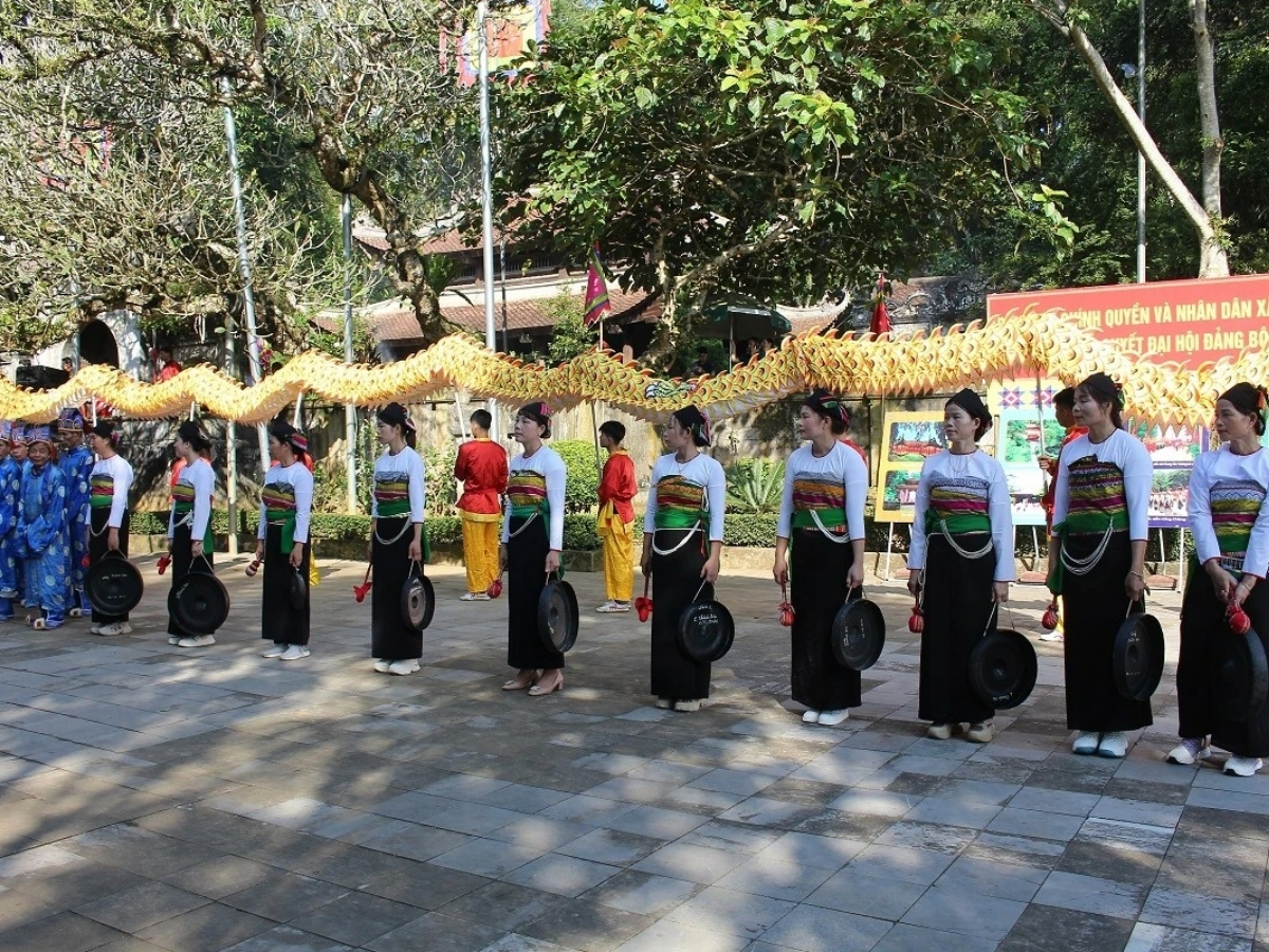 Đồng bào dân tộc Mường trình diễn cồng chiêng tại lễ hội.