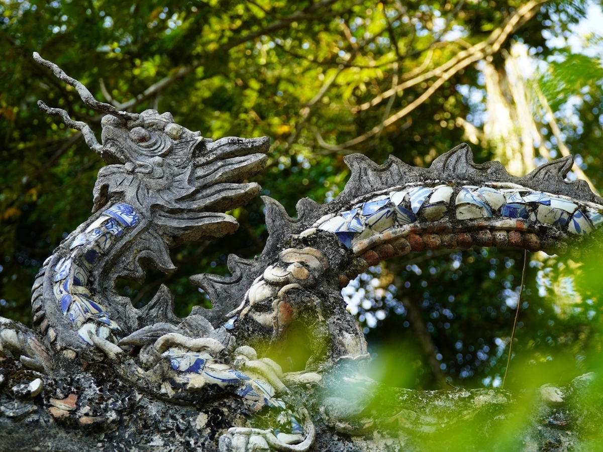 Tượng lưỡng long chầu nguyệt tại đền thờ Lê Lai.