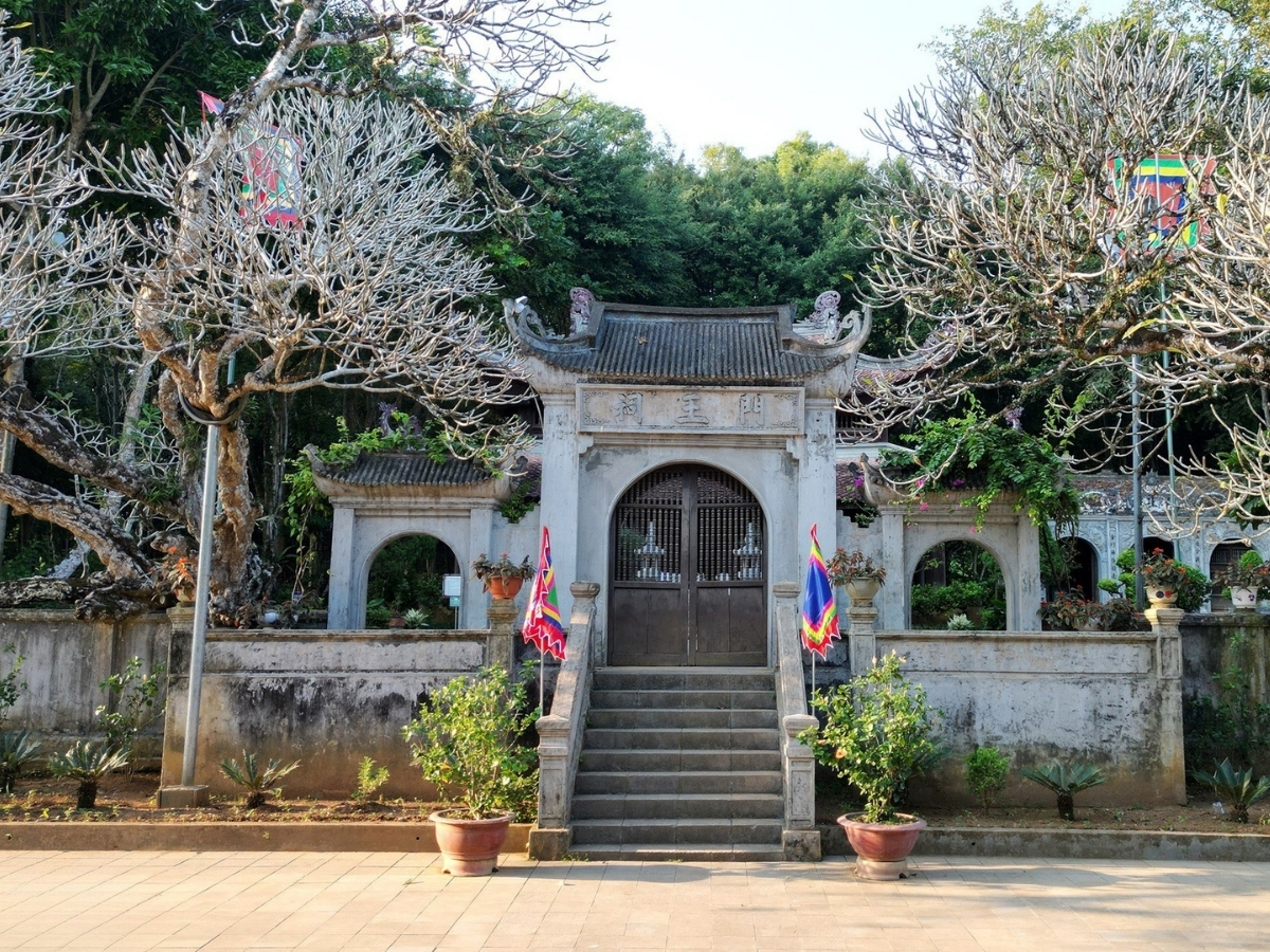 Cổng vào đền thờ Lê Lai với không khí trang nghiêm. 