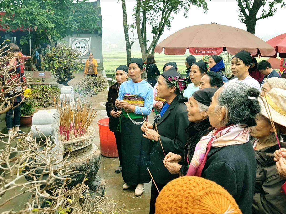 Du khách và người dân địa phương làm lễ dâng hương tại đền. 