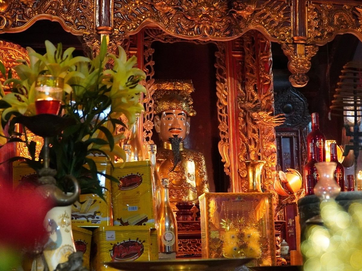 Không gian thờ tự linh thiêng phía trong Thái miếu.