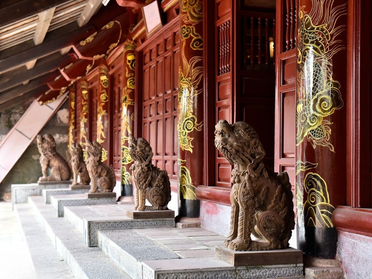 Các con nghê gỗ được làm từ chất liệu gỗ mít.