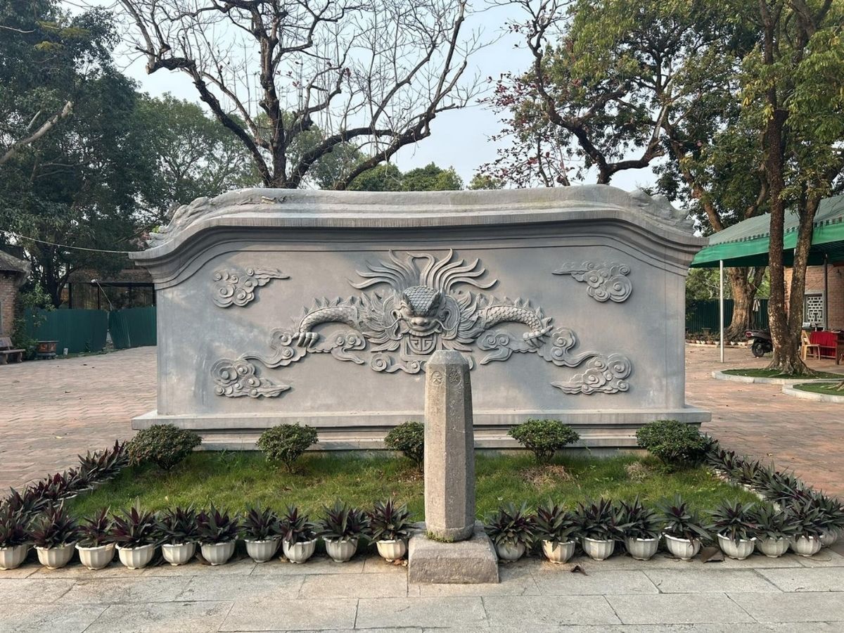 Bia đá ở phía trong sân Thái Miếu.