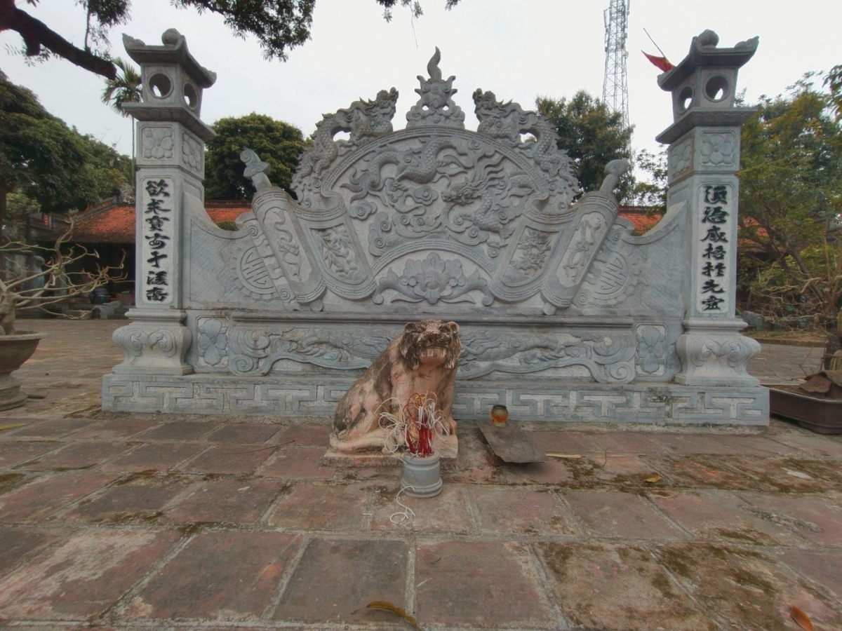 Không gian bên ngoài Nghè Vẹt. 