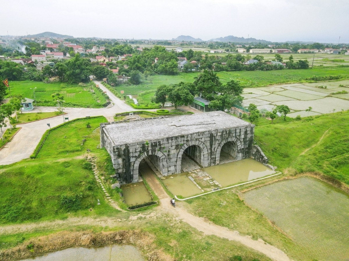 Thành Nhà Hồ là di tích nổi bật, được UNESCO công nhận. 